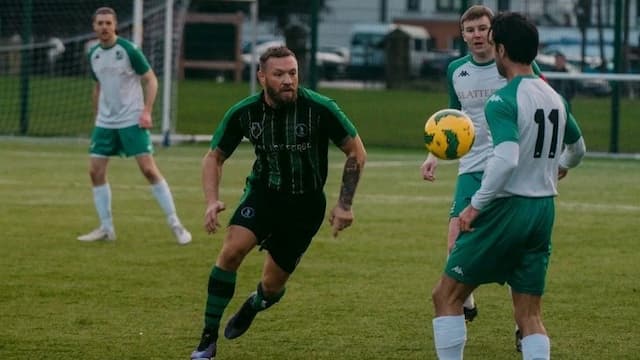 Conor McGregor Sorprende en el Fútbol con Despliegue de Fuerza Bruta y Estilo Inconfundible