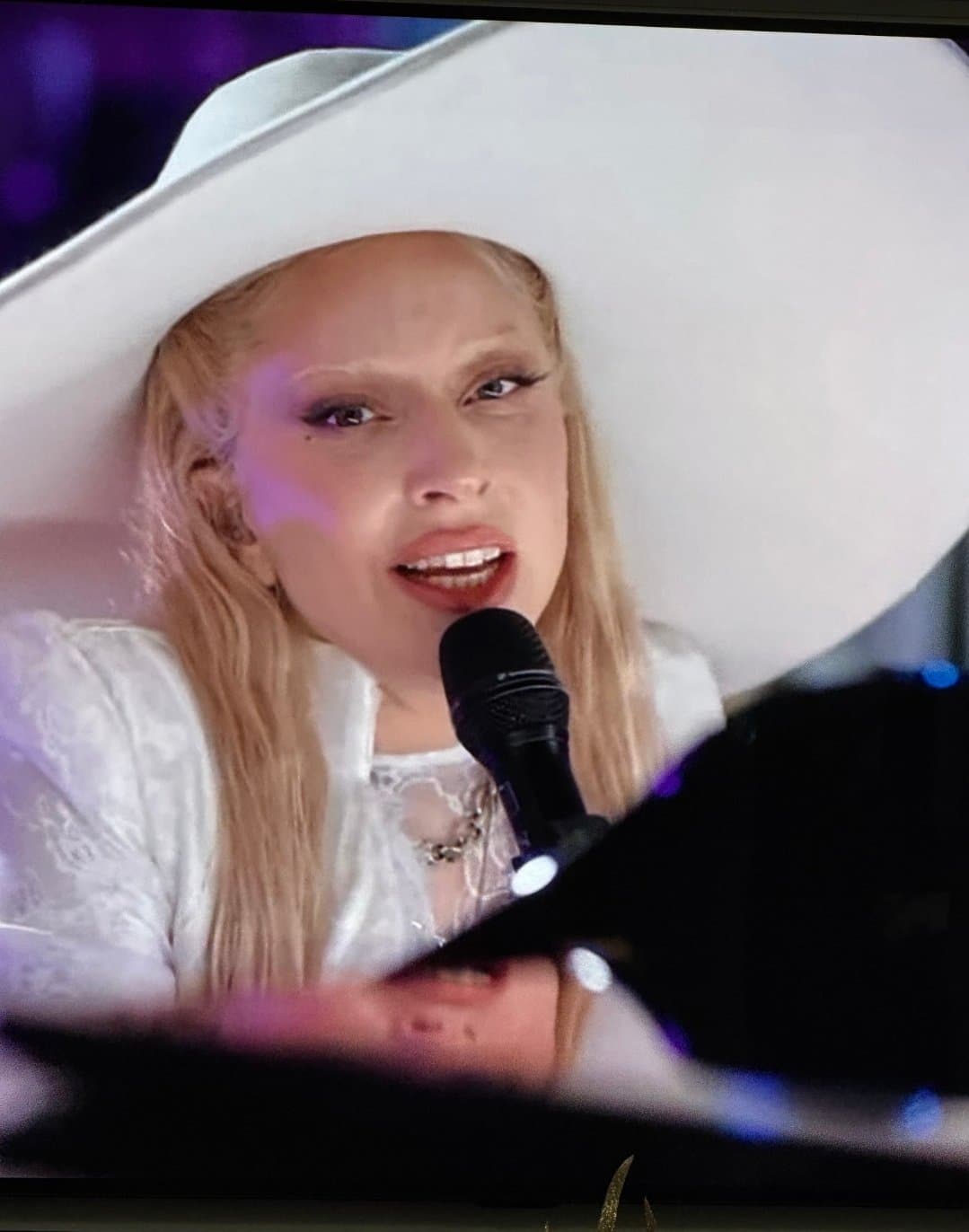 Lady Gaga canta "Hold My Hand" en el Super Bowl LIX en homenaje a las víctimas del ataque terrorista de Nueva Orleans