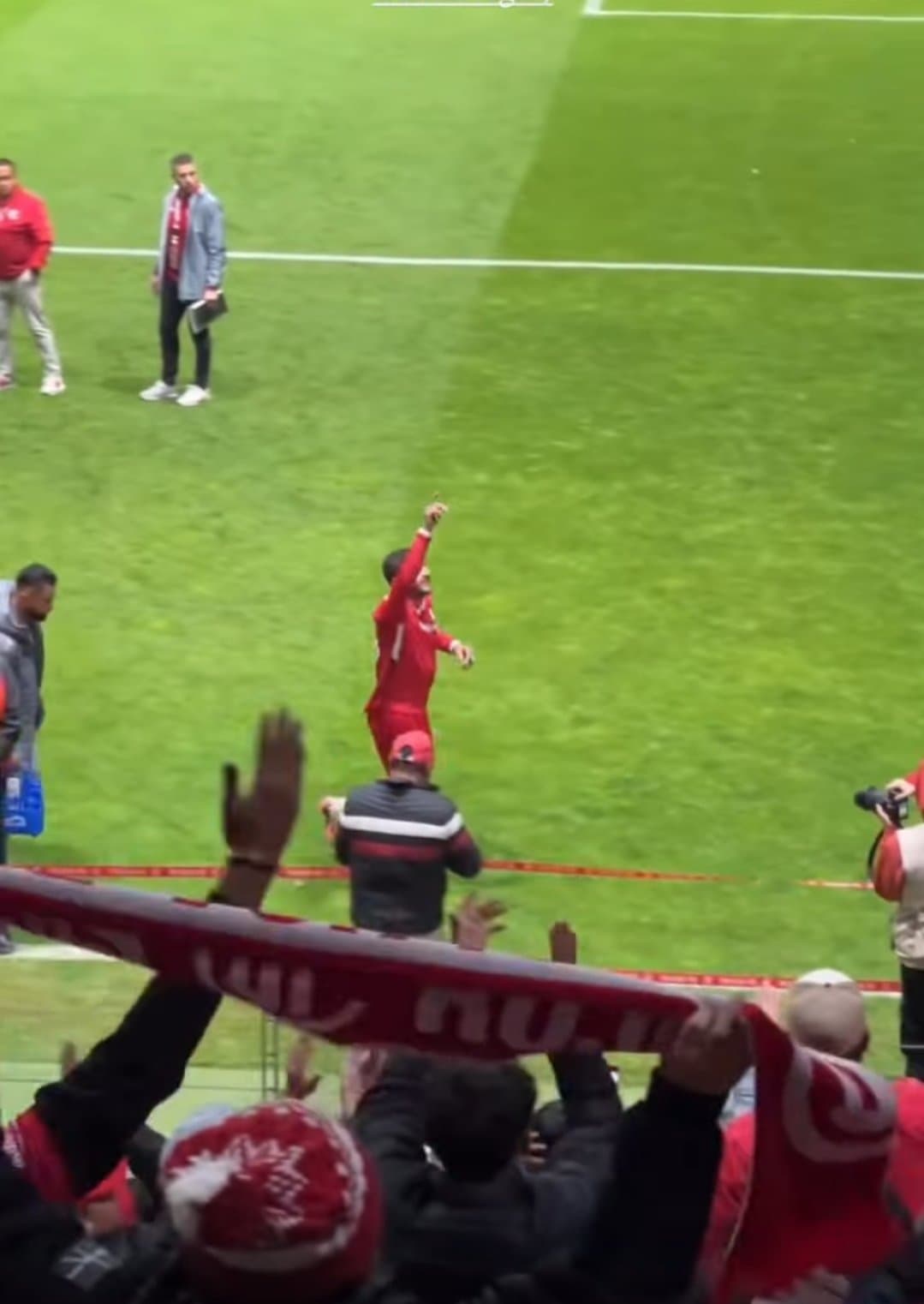 Vega anota un golazo contra Chivas y celebra besando el escudo de Toluca en la Liga MX