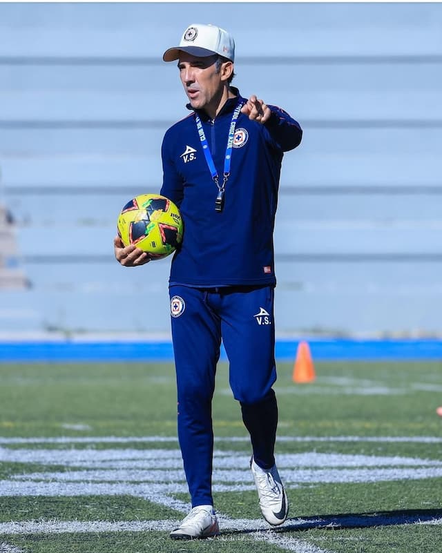 Vicente Sánchez Confirmado como Director Técnico de Cruz Azul tras Buen Interinato